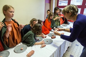ACTIVITE ARTISTIQUE (PHOTOGRAPHIE) AVEC REPRODUCTION DE LA CENE (REPAS DE JESUS AVEC LES APOTRES) AVEC LES ENFANTS, TEMPS D'ACTIVITE PERISCOLAIRE (TAP), ECOLE PRIMAIRE DE RUGLES (27), FRANCE 