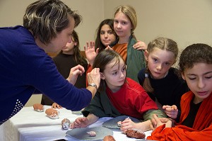 ACTIVITE ARTISTIQUE (PHOTOGRAPHIE) AVEC REPRODUCTION DE LA CENE (REPAS DE JESUS AVEC LES APOTRES) AVEC LES ENFANTS, TEMPS D'ACTIVITE PERISCOLAIRE (TAP), ECOLE PRIMAIRE DE RUGLES (27), FRANCE 