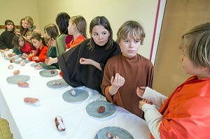 ACTIVITE ARTISTIQUE (PHOTOGRAPHIE) AVEC REPRODUCTION DE LA CENE (REPAS DE JESUS AVEC LES APOTRES) AVEC LES ENFANTS, TEMPS D'ACTIVITE PERISCOLAIRE (TAP), ECOLE PRIMAIRE DE RUGLES (27), FRANCE 