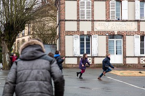 JEU D'ENFANTS DANS LA COUR DE L'ECOLE PRIMAIRE DE RUGLES (27), FRANCE 