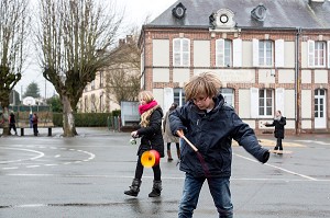 JEU D'ENFANTS (DIABOLO) DANS LA COUR DE L'ECOLE PRIMAIRE DE RUGLES (27), FRANCE 