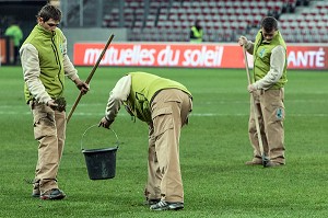 REMISE EN ETAT DE LA PELOUSE APRES LE MATCH PAR LES JARDINIERS, STADE ALLIANZ RIVIERA, NICE, (06) ALPES-MARITIMES, PACA, FRANCE 