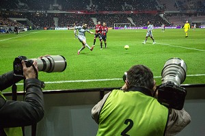 PHOTOGRAPHES DE PRESSE SPORTIVE AU BORD DU TERRAIN DE FOOTBALL POUR LE MATCH OGC NICE - MARSEILLE, STADE ALLIANZ RIVIERA, NICE, (06) ALPES-MARITIMES, PACA, FRANCE 