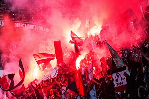 FUMIGENES ROUGE EN FEU DANS LES TRIBUNES DES SUPPORTERS DE L'OGC NICE, STADE ALLIANZ RIVIERA, NICE, (06) ALPES-MARITIMES, PACA, FRANCE 