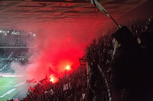 FUMIGENES ROUGE EN FEU DANS LES TRIBUNES DES SUPPORTERS DE L'OGC NICE, STADE ALLIANZ RIVIERA, NICE, (06) ALPES-MARITIMES, PACA, FRANCE 