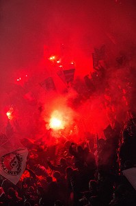 FUMIGENES ROUGE EN FEU DANS LES TRIBUNES DES SUPPORTERS DE L'OGC NICE, STADE ALLIANZ RIVIERA, NICE, (06) ALPES-MARITIMES, PACA, FRANCE 