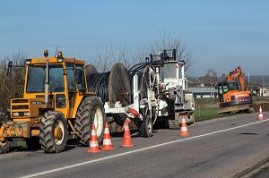 TRAVAUX PUBLICS POUR L'ENFOUISSEMENT DES LIGNES ELECTRIQUES, BREZOLLES (28), EURE-ET-LOIR, CENTRE, FRANCE 