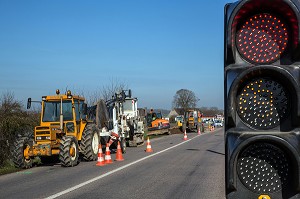 TRAVAUX PUBLICS POUR L'ENFOUISSEMENT DES LIGNES ELECTRIQUES, BREZOLLES (28), EURE-ET-LOIR, CENTRE, FRANCE 