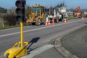 TRAVAUX PUBLICS POUR L'ENFOUISSEMENT DES LIGNES ELECTRIQUES, BREZOLLES (28), EURE-ET-LOIR, CENTRE, FRANCE 
