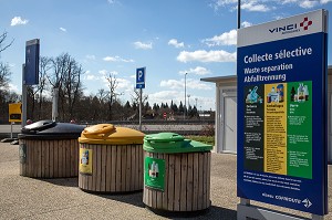 COLLECTE SELECTIVE DES DECHETS SUR UNE AIRE D'AUTOROUTE PRES D'ORLEANS (45) LOIRET, CENTRE, FRANCE 