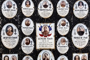 PLAQUES EN CERAMIQUES AVEC LE PORTRAIT DES SOLDATS TOMBES A LA GUERRE 14-18, MONUMENT AUX MORTS DE VIC, (36) INDRE, CENTRE, FRANCE 