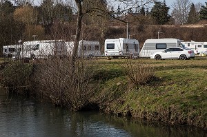 CARAVANES ET CAMPEMENT SAUVAGES PRES DE LA RIVIERE DES GENS DU VOYAGE, L'AIGLE (61) ORNE, BASSE-NORMANDIE, FRANCE 