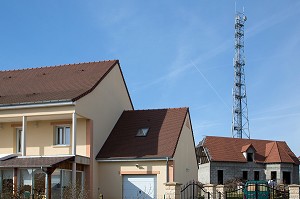 ANTENNE RELAIS DE TELEPHONIE MOBILE, RISQUE DE SECURITE SANITAIRE A PROXIMITE DES HABITATIONS, EMISSION D'ONDES DANGEREUSES POUR LA SANTE, L'AIGLE (61) ORNE, BASSE-NORMANDIE, FRANCE 