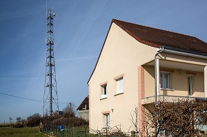 ANTENNE RELAIS DE TELEPHONIE MOBILE, RISQUE DE SECURITE SANITAIRE A PROXIMITE DES HABITATIONS, EMISSION D'ONDES DANGEREUSES POUR LA SANTE, L'AIGLE (61) ORNE, BASSE-NORMANDIE, FRANCE 