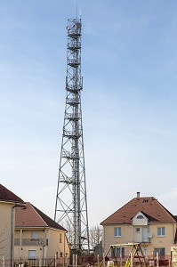 ANTENNE RELAIS DE TELEPHONIE MOBILE, RISQUE DE SECURITE SANITAIRE A PROXIMITE DES HABITATIONS, EMISSION D'ONDES DANGEREUSES POUR LA SANTE, L'AIGLE (61) ORNE, BASSE-NORMANDIE, FRANCE 