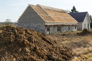 CHANTIER DE CONSTRUCTION DE MAISONS INDIVIDUELLES, SAINT-MARTIN-D'ECUBLEI, (61) ORNE, BASSE-NORMANDIE, FRANCE 