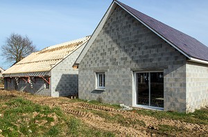 CHANTIER DE CONSTRUCTION DE MAISONS INDIVIDUELLES, SAINT-MARTIN-D'ECUBLEI, (61) ORNE, BASSE-NORMANDIE, FRANCE 