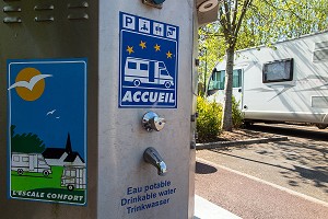 AIRE D'ACCUEIL DES CAMPING-CARS (BORNE D'ELECTRICITE ET D'EAU POTABLE), RUGLES (27), EURE, FRANCE