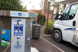 AIRE D'ACCUEIL DES CAMPING-CARS (BORNE D'ELECTRICITE ET D'EAU POTABLE), RUGLES (27), EURE, FRANCE