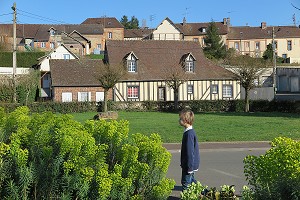 ENFANT DEVANT LES MAISONS EN BRIQUE ET COLOMBAGES, VILLE DE RUGLES, (27) EURE, FRANCE 