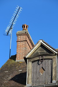 ANTENNE RATEAU SUR LE TOIT D'UNE MAISON, RUGLES, (27) EURE, FRANCE 