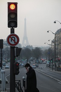 FEU ROUGE UN JOUR D'INTENSE POLLUTION ATMOSPHERIQUE AVEC LA TOUR EIFFEL DANS LA BRUME, BOULEVARD PASTEUR, 14EME ARRONDISSEMENT, PARIS (75), FRANCE 
