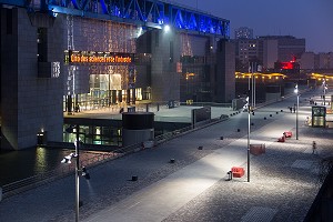 PARVIS DE LA CITE DES SCIENCE ET DE L'INDUSTRIE, 19 EME ARRONDISSEMENT, PARIS (75), FRANCE 