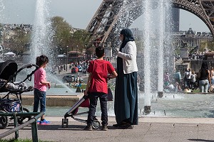 TOURISTES ETRANGERS EN FAMILLE SUR L'ESPLANADE DU TROCADERO, 16 EME ARRONDISSEMENT, PARIS (75), FRANCE 