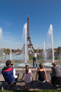 TOURISTES DEVANT LES FONTAINES ET JETS D'EAU DES BASSINS DU JARDIN DU TROCADERO DEVANT LA TOUR EIFFEL, 16 EME ARRONDISSEMENT, PARIS (75), FRANCE 