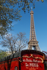 ROULOTTE DES PETITS METIERS DE PARIS DEVANT LA TOUR EIFFEL, 16 EME ARRONDISSEMENT, PARIS (75), FRANCE 