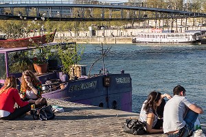 PENICHE FLEURIE EL ALAMEIN SUR LES QUAIS DE SEINE DEVANT LA PASSERELLE SIMONE DE BEAUVOIR, PORT DE LA GARE, 13 EME ARRONDISSEMENT, PARIS (75), FRANCE 