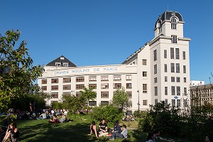 ETUDIANTS DANS LES JARDINS DES GRANDS MOULINS DE PARIS-ABBE PIERRE DEVANT L'UNIVERSITE DIDEROT, 13 EME ARRONDISSEMENT, PARIS (75), FRANCE 