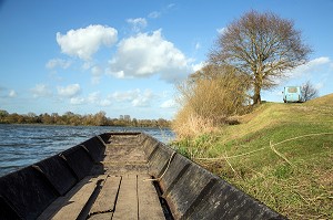 BATEAU A FOND PLAT SUR LA LOIRE ENTRE MONTLIVAULT ET COUR-SUR-LOIRE, (41) LOIR-ET-CHER, FRANCE 