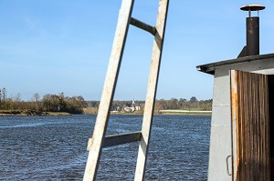 BATEAU CABANE DE PECHEUR SUR LA LOIRE ENTRE MONTLIVAULT ET COUR-SUR-LOIRE, (41) LOIR-ET-CHER, FRANCE 