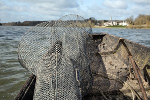 NASSES POUR LA PECHE A L'ANGUILLE SUR LA LOIRE ENTRE MONTLIVAULT ET COUR-SUR-LOIRE, (41) LOIR-ET-CHER, FRANCE 