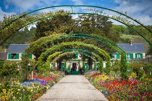 JARDIN DU CLOS NORMAND DE LA MAISON DU PEINTRE IMPRESSIONNISTE CLAUDE MONET, GIVERNY, EURE (27), NORMANDIE, FRANCE 