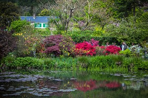 JARDIN DU CLOS NORMAND DE LA MAISON DU PEINTRE IMPRESSIONNISTE CLAUDE MONET, GIVERNY, EURE (27), NORMANDIE, FRANCE 