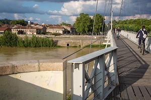 VELOS SUR LA PASSERELLE SUR LA GARONNE, VILLE D'AGEN (47) LOT-ET-GARONNE, FRANCE 