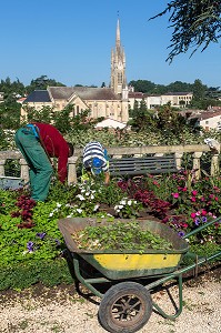 JARDINIERS MUNICIPAUX, ENTRETIEN DES JARDINS ET ESPACES VERTS, VILLE DE FUMEL, LOT-ET-GARONNE (47), FRANCE 