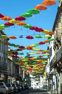 ANIMATION MUNICIPALE AVEC LES PARAPLUIES COLORES DE LA RUE DE LA REPUBLIQUE, VILLE DE FUMEL, LOT-ET-GARONNE (47), FRANCE 