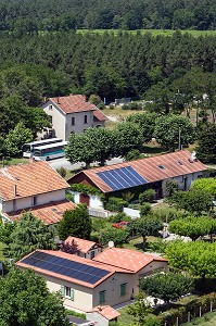 MAISONS AVEC PANNEAUX PHOTOVOLTAIQUES SUR LES TOITS, VILLAGE DE HOUEILLES (47), AU COEUR DU PARC REGIONAL DES LANDES DE GASCOGNE, LOT-ET-GARONNE, FRANCE 