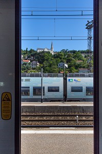 GARE SNCF ET TRAIN TER REGION AQUITAINE, VILLE D'AGEN (47) LOT-ET-GARONNE, FRANCE 