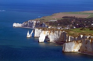 VUE AERIENNE DE LA COTE D'ALBATRE ET DES FALAISES D'ETRETAT, SEINE-MARITIME (76), FRANCE 