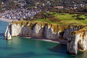 LE GOLF ET LE VILLAGE D'ETRETAT VUE DU CIEL, VUE AERIENNE DE LA COTE D'ALBATRE ET DES FALAISES D'ETRETAT, SEINE-MARITIME (76), FRANCE 