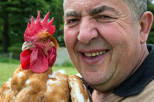 DIDIER GRANDVILLAIN DANS SON ELEVAGE DE POULETS EN PLEIN AIR, PRODUITS DE TERROIR DE TERRES D'EURE-ET-LOIR, ORGERES-EN-BEAUCE (28), FRANCE 