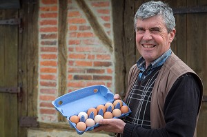 BRUNO DEBRAY, ELEVEUR DE POULES ET PRODUCTEUR D'OEUFS EN PLEIN AIR, PRODUITS DE TERROIR DE TERRES D'EURE-ET-LOIR, LA CROIX DU PERCHE (28), FRANCE 