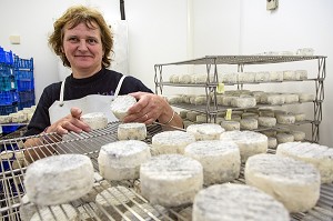 YOLANDE MOREAU, ELEVEUSE DE CHEVRES ET PRODUCTEUR DE FROMAGES, PRODUITS DE TERROIR DE TERRES D'EURE-ET-LOIR, FRETIGNY (28), FRANCE 