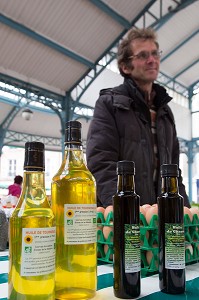 HUILE DE TOURNESOL BIO (LABEL AB) ET HUILE DE CHANVRE, MARCHE AUX LEGUMES COUVERT DE CHARTRES (28), FRANCE 