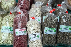 LEGUMES BIO DE BEAUCE (LABEL AB) DE LA FERME DE LA METAIRIE (HARICOTS ROUGE, FLAGEOLETS VERTS, LINGOTS BLANCS, LENTILLES VERTES), MARCHE AUX LEGUMES COUVERT DE CHARTRES (28), FRANCE 