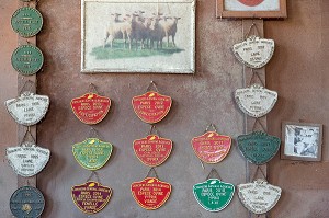 PLAQUE DE RECOMPENSE DU CONCOURS GENERAL AGRICOLE POUR SON ELEVAGE DE MOUTONS ET D'AGNEAUX, PRODUITS DE TERROIR DE TERRES D'EURE-ET-LOIR, SAINT-ARNOULT-DES-BOIS (28), FRANCE 
